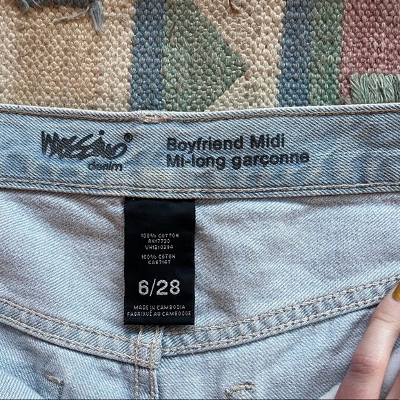 MOSSIMO | Women’s Distressed High Rise Boyfriend Midi Light Wash Jean Shorts EUC - Picture 9 of 9
